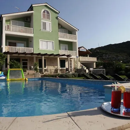 Cozy In Ploce With Shared Pool Villa *