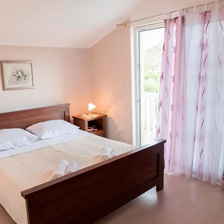 Villa Cozy In Ploce With Shared Pool *